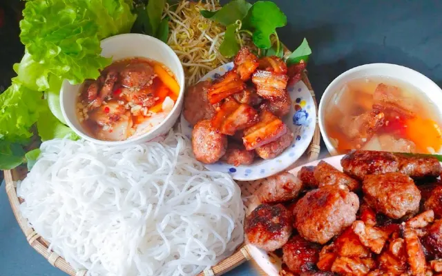 Bún Chả: Khi Hà Nội Được Kể Bằng Khói Than Và Vị Nước Mắm
