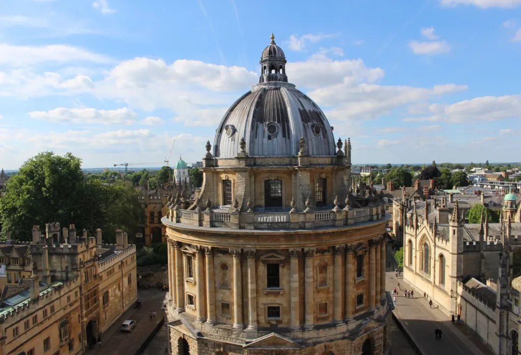Thư viện Radcliffe Camera giữa các trường đại học cổ ở Oxford, Anh