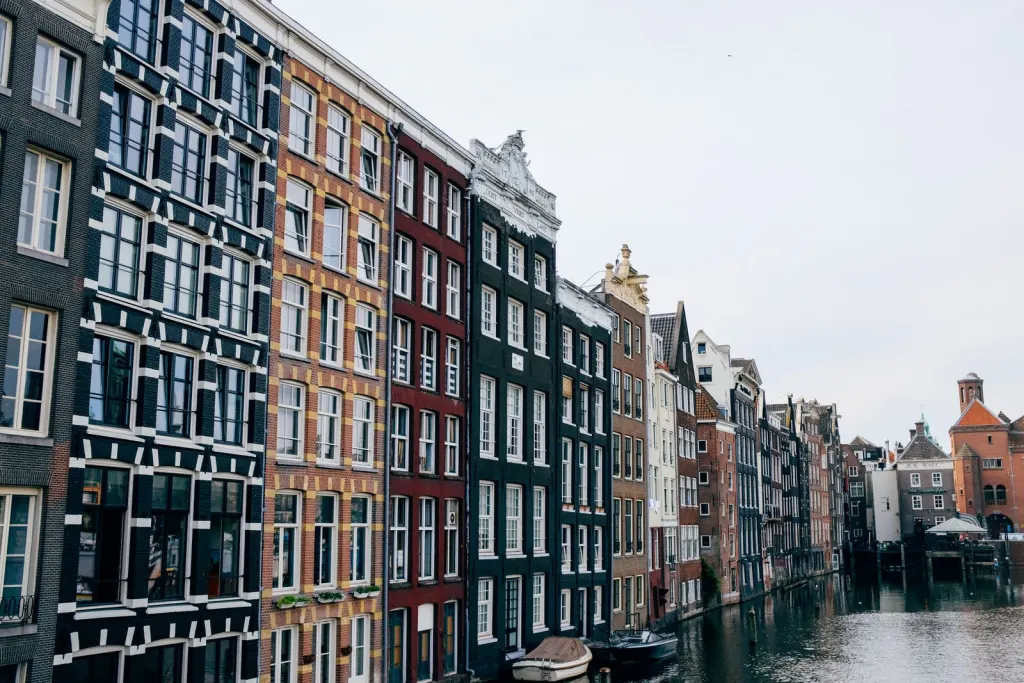 Dãy nhà cổ bên kênh đào Amsterdam, Hà Lan