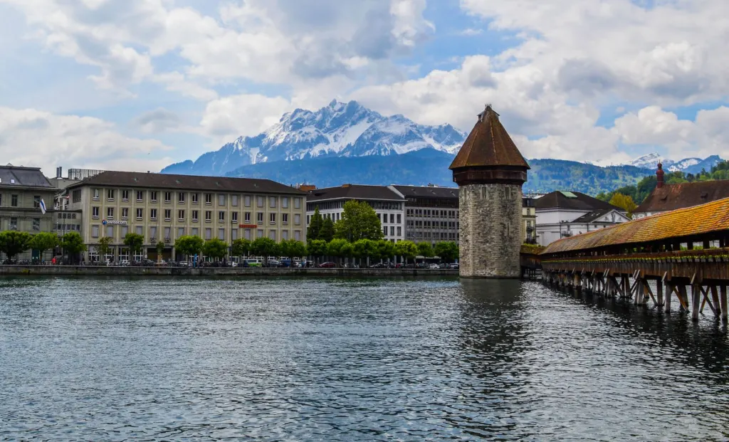 Cầu gỗ Kapellbrücke và núi Pilatus, Lucerne, Thụy Sĩ