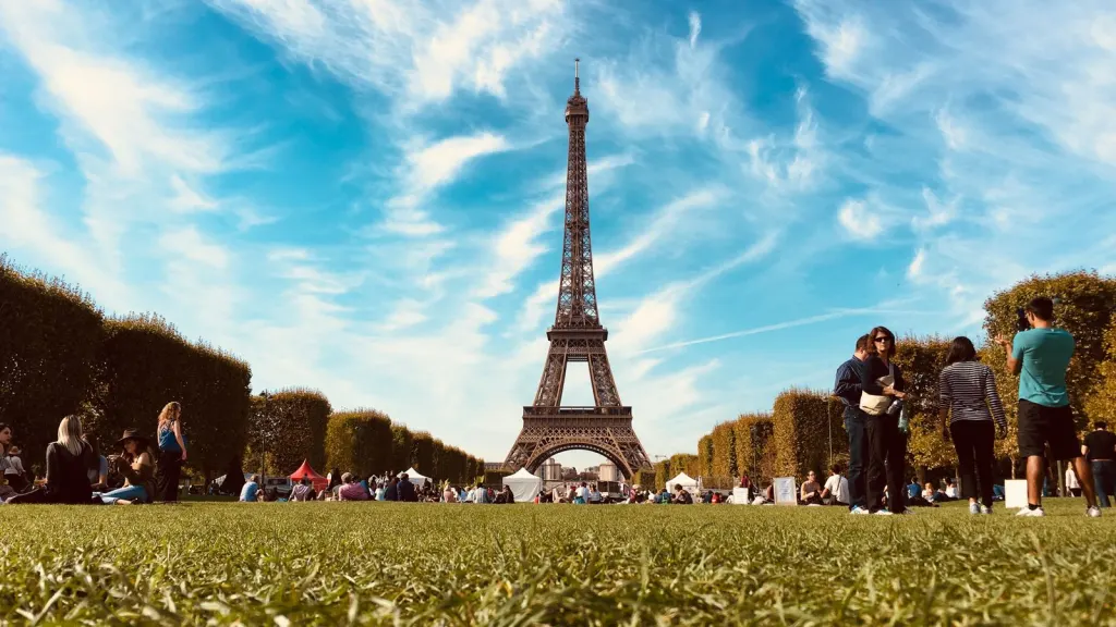 Tháp Eiffel nhìn từ công viên Champ de Mars, Paris, Pháp