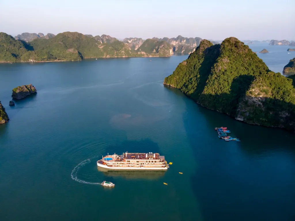 Du thuyền giữa các đảo đá vôi trên vịnh Hạ Long, Quảng Ninh