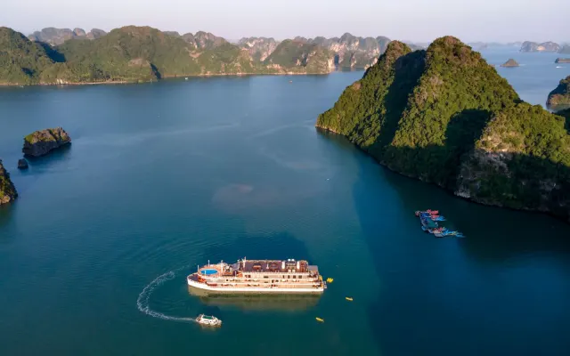Du thuyền giữa các đảo đá vôi trên vịnh Hạ Long, Quảng Ninh