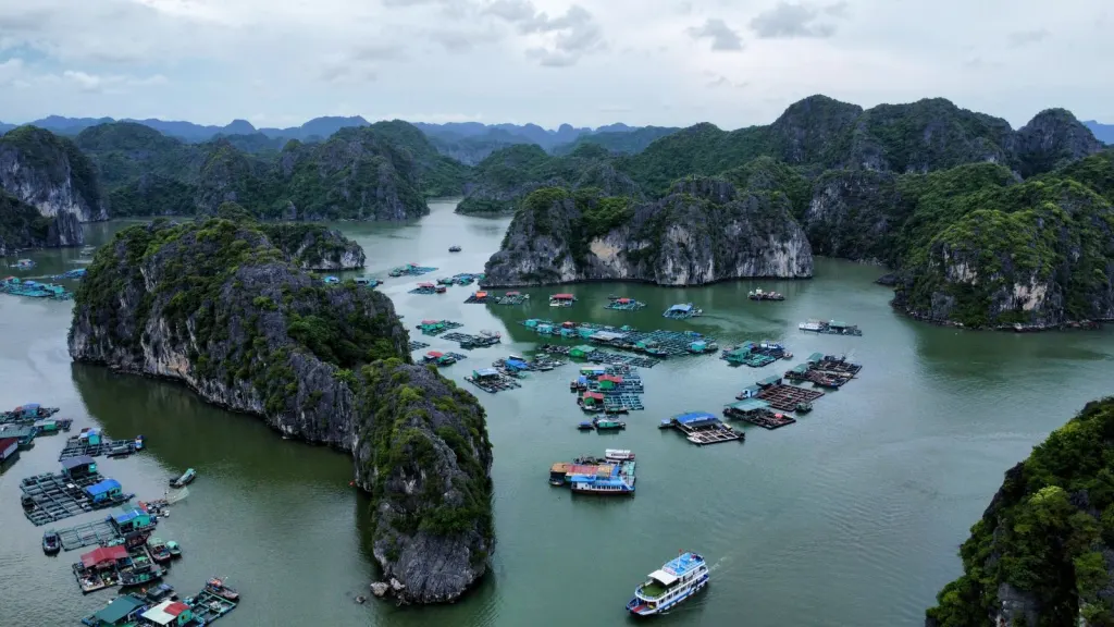 Làng chài nổi giữa các đảo đá vôi trên vịnh Hạ Long
