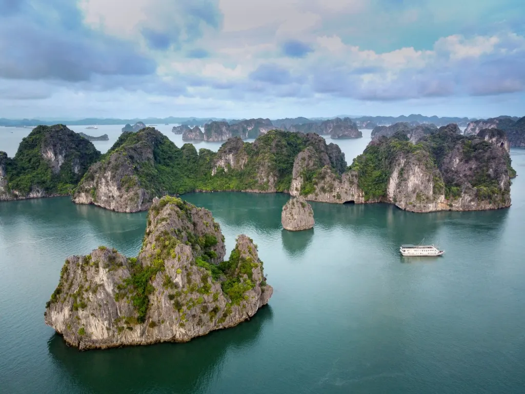 Toàn cảnh các đảo đá vôi trên vịnh Hạ Long nhìn từ trên cao