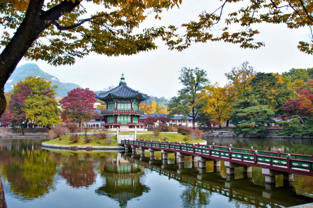 Lầu Hyangwonjeong trong cung Gyeongbokgung mùa thu, Seoul, Hàn Quốc