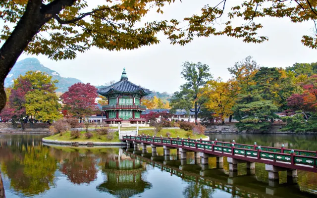 Lầu Hyangwonjeong trong cung Gyeongbokgung mùa thu, Seoul, Hàn Quốc