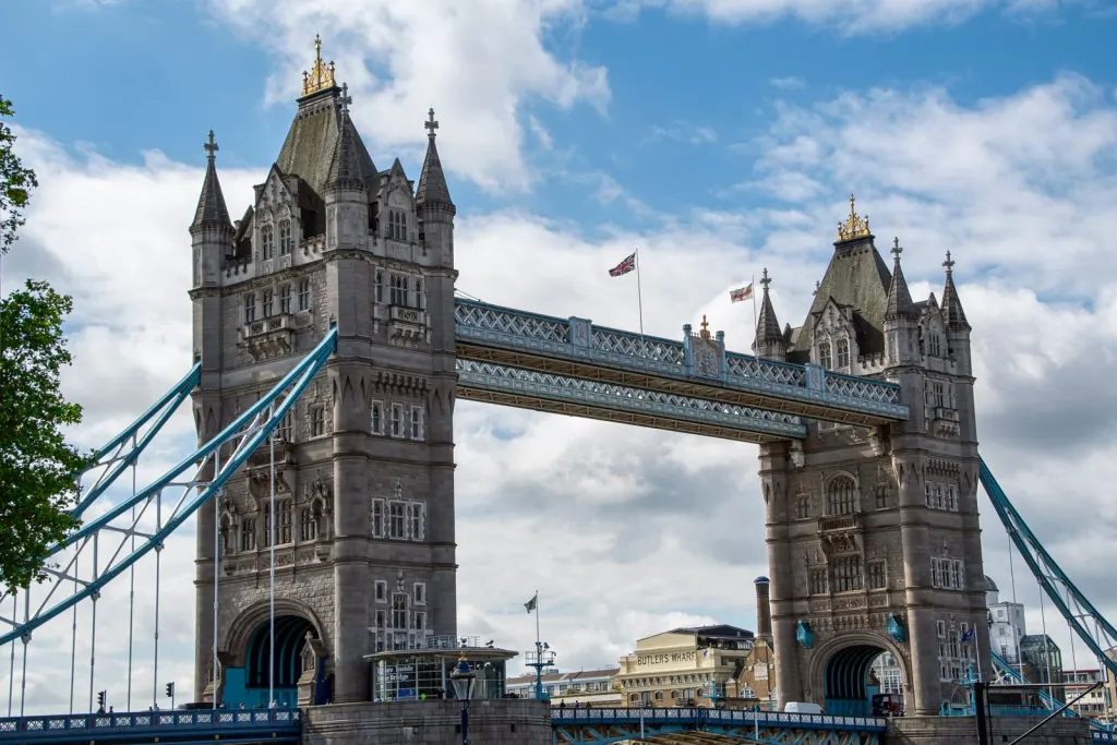 Cầu Tháp Tower Bridge bắc qua sông Thames, London, Anh